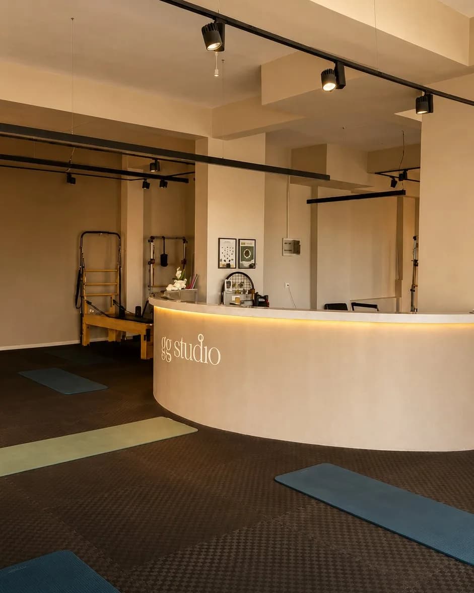 GG Studio resepsiyon ve genel mekan görünümü — yoga matları ve gg studio yazılı masa